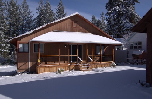 Portola House | Spacious 3 br/3 ba home with ample parking in heart of Plumas National Forest