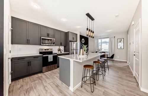 Calgary House | SPACIOUS 3 BR house wt AC 8min to YYC airport sleeps 10