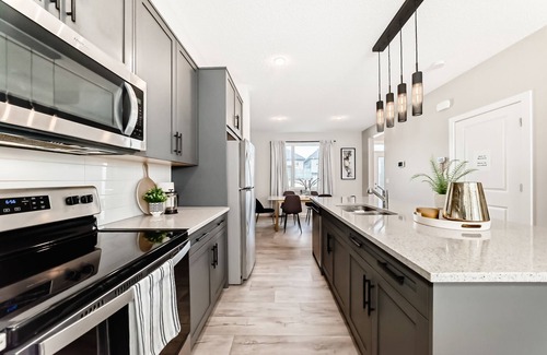 Calgary House | SPACIOUS 3 BR house wt AC 8min to YYC airport sleeps 10