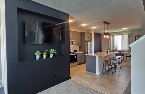 Calgary House | SPACIOUS 3 BR house wt AC 8min to YYC airport sleeps 10