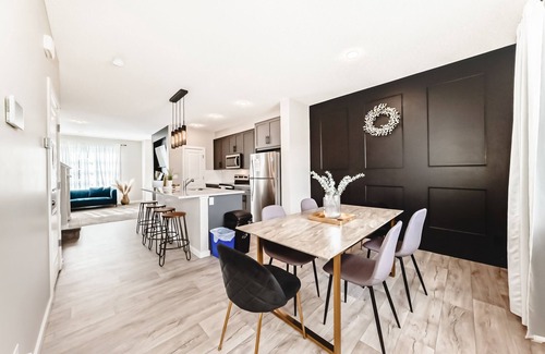 Calgary House | SPACIOUS 3 BR house wt AC 8min to YYC airport sleeps 10