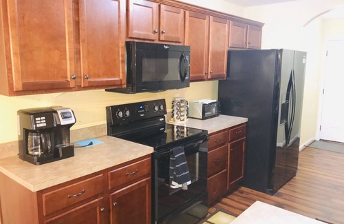 Speed House | Spacious 3 BR Ranch House W/Patio Yard in a quiet Suburb
