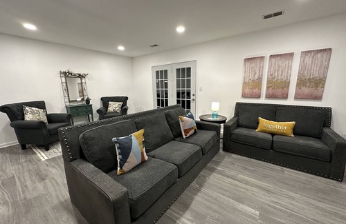 DeKalb House | Spacious 3BD 2BA 5 MIN TO NIU Pets Welcome Fast WIFI