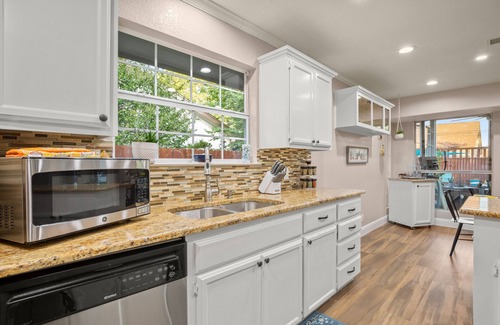 The Woods House | Spacious 3bdrm w/hot tub 20 mins from DT Austin