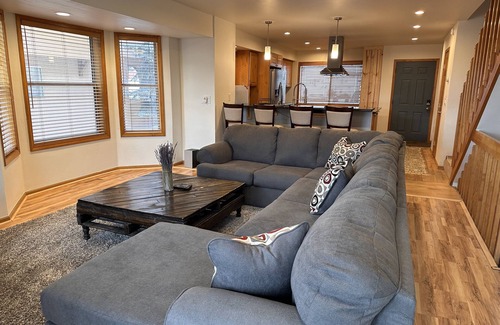 Edwards House | Spacious 3Bed 2.5Bath and within 15min to world class skiing.