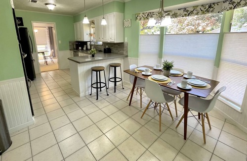 Beaumont House | Spacious 3bed 2 bath with 3 King Beds. Pool/Game room. Centrally located