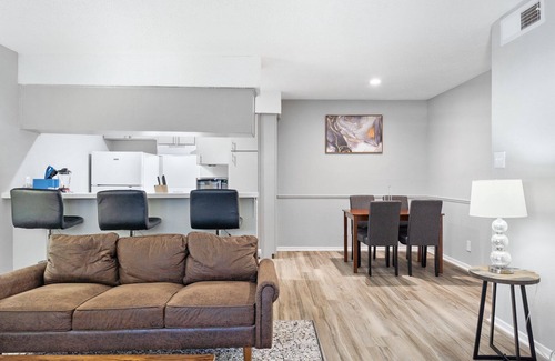 North University Apartment | Spacious 3BR/2BA next to UT 6789