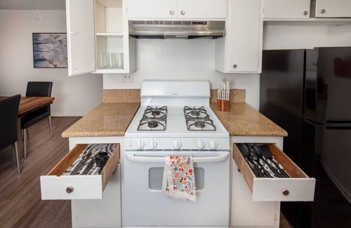 Beverly Hills Apartment | Spacious 3BR & 2BA Apartment 5 Mins to LACMA & Academy Museum of Motion Pictures