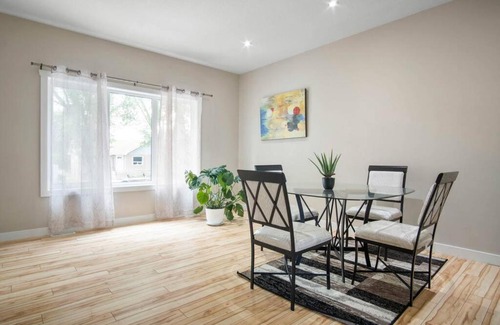 Saskatoon House | SPACIOUS 3BR 2STOREY SUITE CNTRLY LCTD IN THE CITY