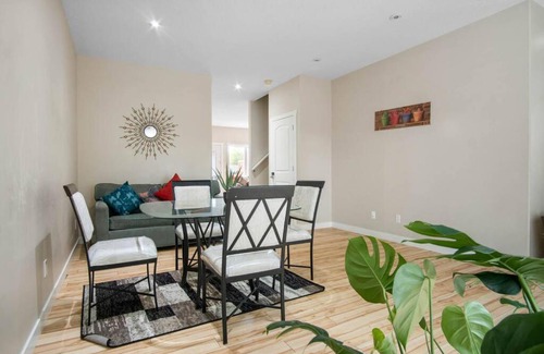 Saskatoon House | SPACIOUS 3BR 2STOREY SUITE CNTRLY LCTD IN THE CITY