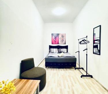Grinzing Apartment | Spacious 3BR Apt for up to 6P, 10Min to FAC Platz