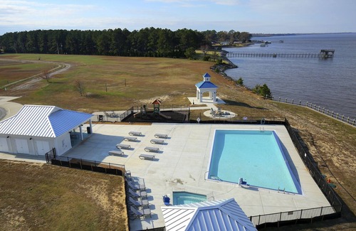 Durants Neck Condo | Spacious 3BR Condo w/Waterfront View & Pool
