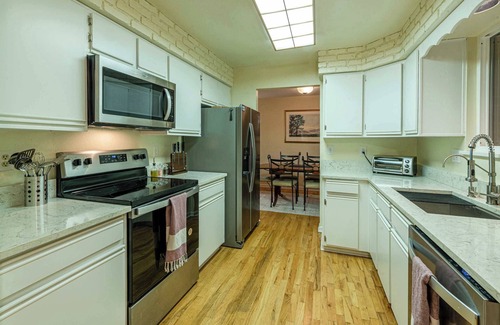 Gunbarrel House | Spacious 3BR | Deck | Mountain Views + Trails