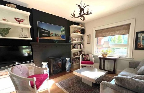 Saint Clair West Village House | Spacious 3BR Hm - Midtown Gem - Ideal for Families - Steps 2 Everything