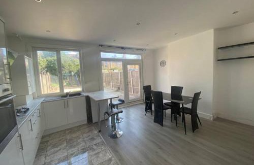 Bensham Manor Apartment | Spacious 3BR Home Family & Contractor Friendly