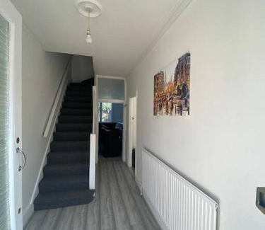 Bensham Manor Apartment | Spacious 3BR Home Family & Contractor Friendly