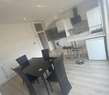 Bensham Manor Apartment | Spacious 3BR Home Family & Contractor Friendly