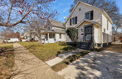Downtown House | Spacious 3BR Home in Lansing