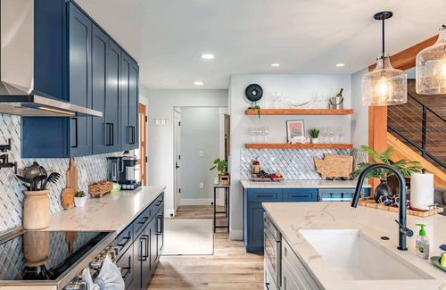 Port Gardner House | Spacious 3BR Home, Sleeps 8, Private Backyard
