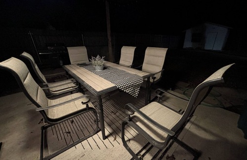 Temple House | Spacious 3BR Home Sleeps 12 + Optional Studio Apartment for 14 Guests Ping Pong!
