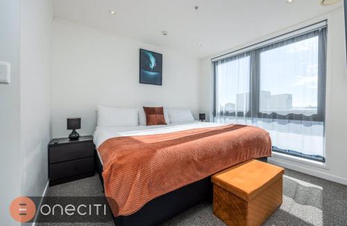 Auckland Central Business District Apartment | Spacious 3BR in Auckland CBD w Parking City Views