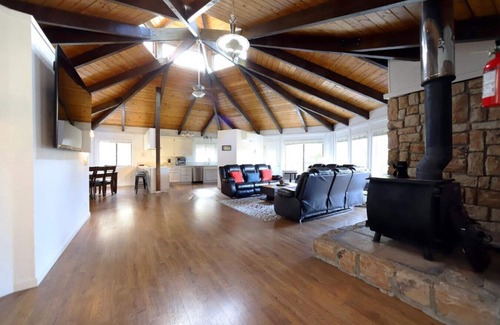 Apple Hill House | Spacious 3BR Retreat | Sleeps 10 | Free Parking
