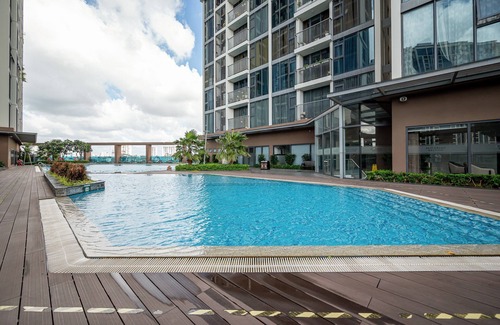 Tan Thuan Tay Apartment | Spacious 3Brs Apt - Large Living room - Amazing Pool & Gym