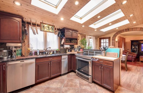 Glendale House | Spacious 4+2 bedroom 9 beds house with dedicated office, loft, and jacuzzi