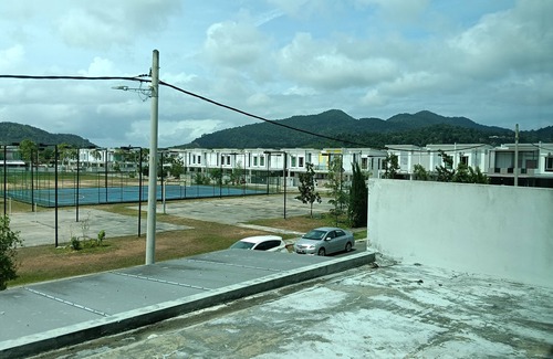 Kluang House | Spacious 4-bedroom house in cool Kluang, Johor with AC, WiFi, NETFLIX, autogate