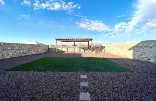 Biggs Field House | Spacious 4 BD 3.5 BTH home near I-10 and Loop 375