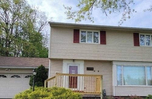 Lorain House | Spacious 4-bdrm house 30 mins Cedar point, walking distance beach, Tennis court