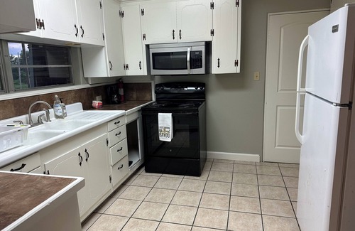 Ruston House | Spacious 4-Bdrm house in Ruston with WiFi and AC & Wonderful front & back porch