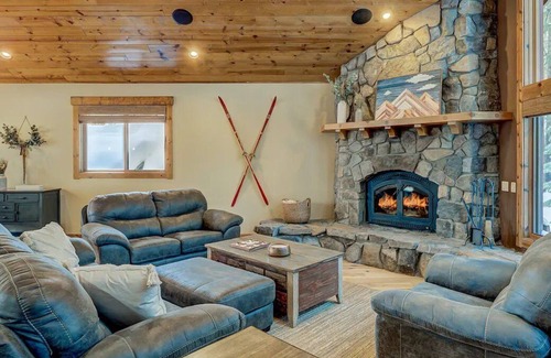 Pla-Vada Woodlands House | Spacious 4 bdrm + loft, Hot Tub, Game Room, Separate ADU, Ski Boreal, Sugar Bowl