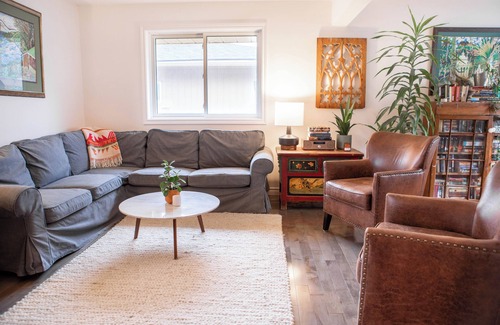 Elora House | Spacious 4 Bdrm Riverfront Home in the Heart of Elora: 8 min walk to the Mill!