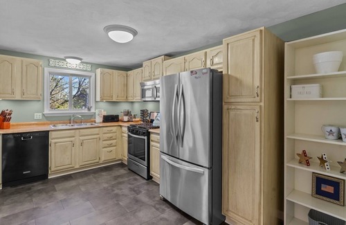 Bristol House | Spacious 4 Bed & 3 Full Bath Home in Bristol, RI - 300ft from the water