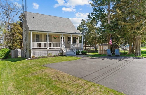 Bristol House | Spacious 4 Bed & 3 Full Bath Home in Bristol, RI - 300ft from the water