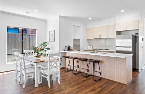 Truganina House | Spacious 4-Bed Family Home in Peaceful Spot