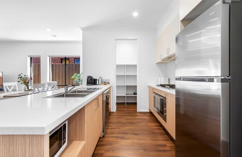 Truganina House | Spacious 4-Bed Family Home in Peaceful Spot