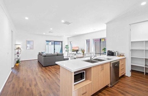 Truganina House | Spacious 4-Bed Family Home in Peaceful Spot