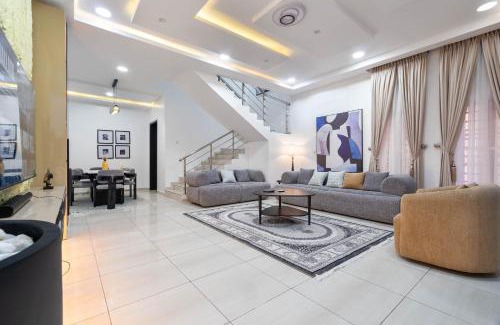 Ofin Apartment | Spacious 4 bed - Fast Internet - Free Parking - Swimming Pool