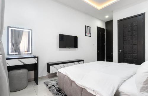 Ofin Apartment | Spacious 4 bed - Fast Internet - Free Parking - Swimming Pool
