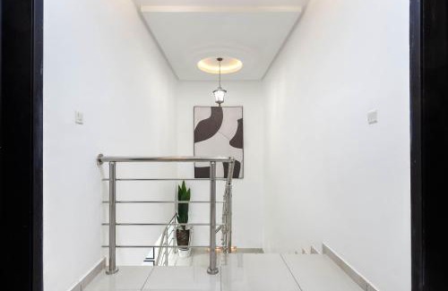 Ofin Apartment | Spacious 4 bed - Fast Internet - Free Parking - Swimming Pool