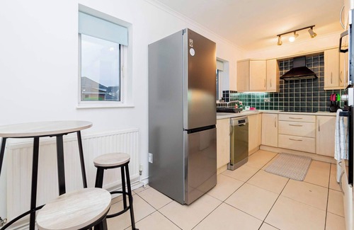 Willen House | Spacious 4 Bed House w Parking in Milton Keynes