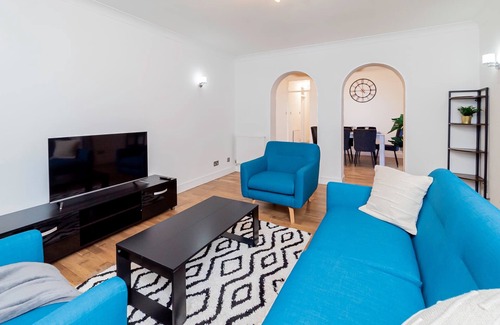 Willen House | Spacious 4 Bed House w Parking in Milton Keynes