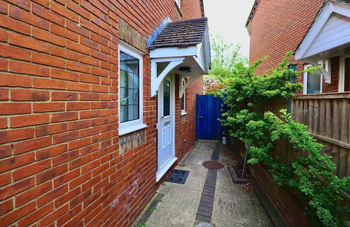 Winchester Ski Chalet | Spacious 4 Bed Home in Winchester with Garden & Parking