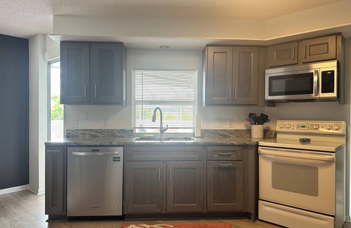 Port Charlotte - Charlotte Harbor House | Spacious 4-bedroom house with heated pool, family & pets welcomed!