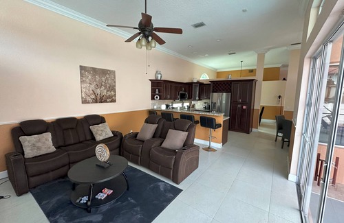 Survey Creek House | Spacious 4-bedroom house in brilliant Coral Springs with AC
