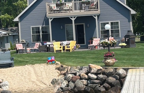 Prudenville House | Spacious 4-bedroom lakefront house on Houghton Lake with beach and tiki bar