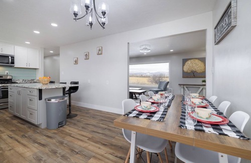Maeser House | Spacious 4-bedroom 2 King beds, fast WiFi, fire pit. 2 kitchens, and games.