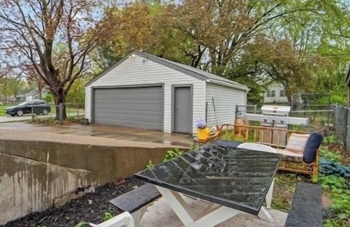 Des Moines House | Spacious 4-bedroom 2ba classy house ready to host your large group!